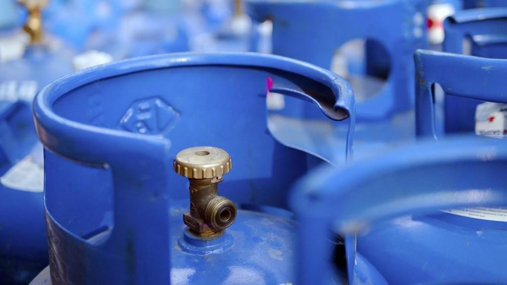 الطاقة والمعادن: نشاطات المشتقة النفطية بما