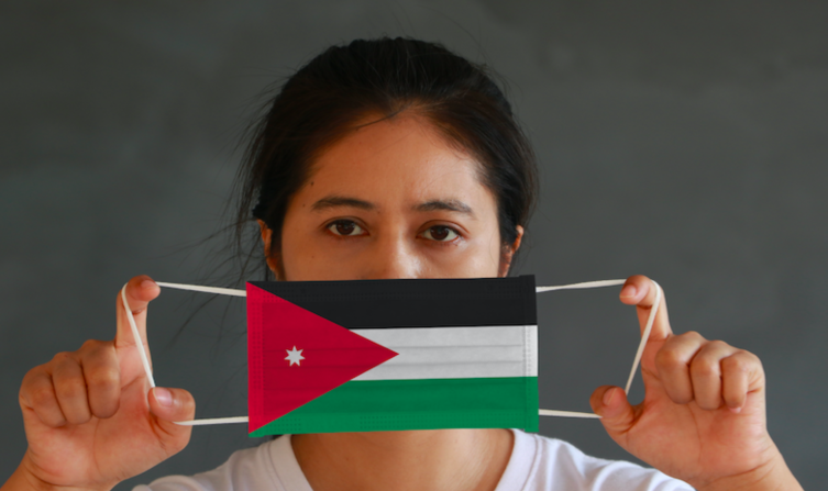 الحكومة تلزم الأردنيين بارتداء الكمامات والكفوف