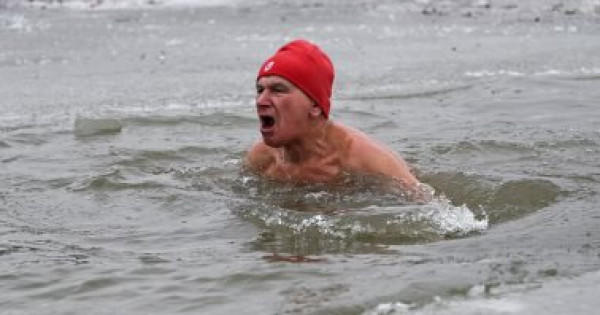 يسبح من بنجلاديش إلى الهند بحثا