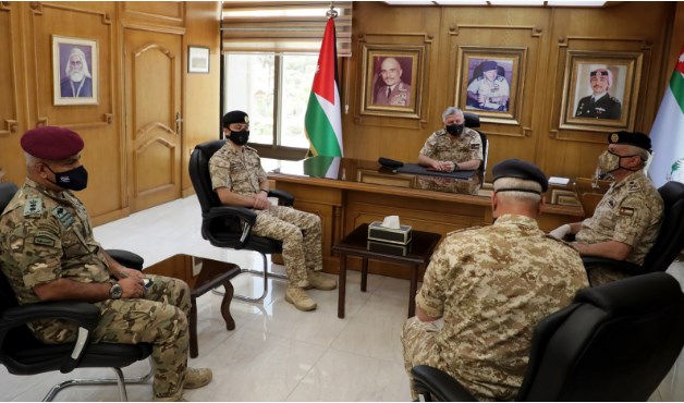 الملك يزور قيادة سلاح الجو الملكي