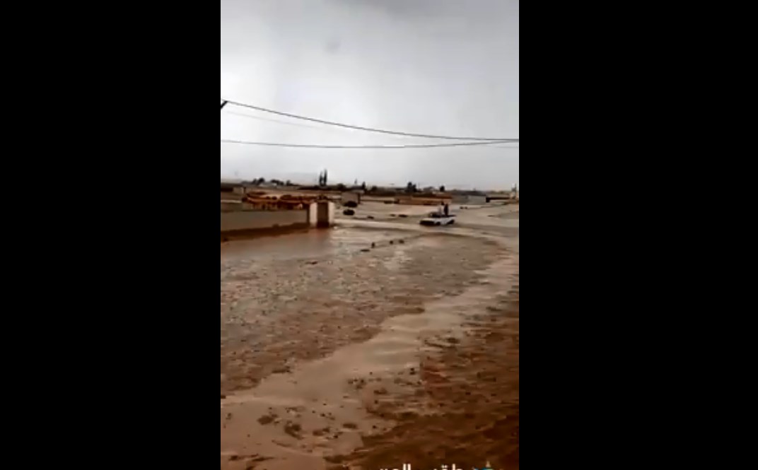 شاهد سيول الحسينية تداهم المركبات والمنازل