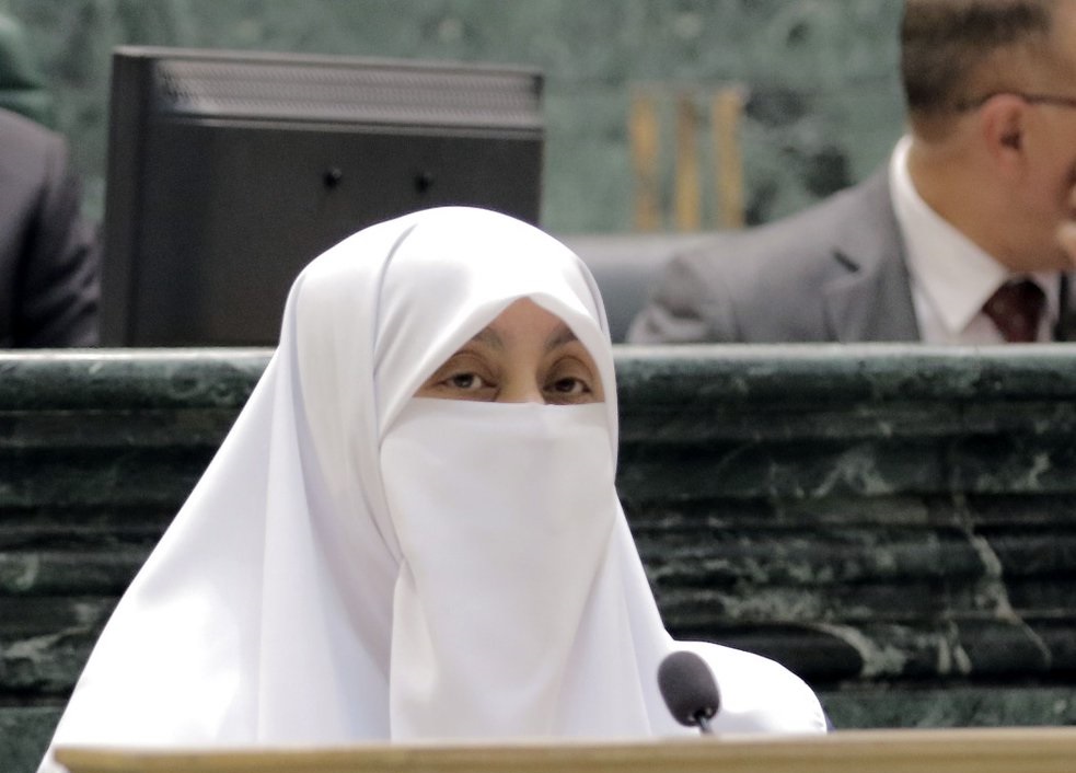 العتوم تطالب بمعاملة معلمي الإضافي معاملة