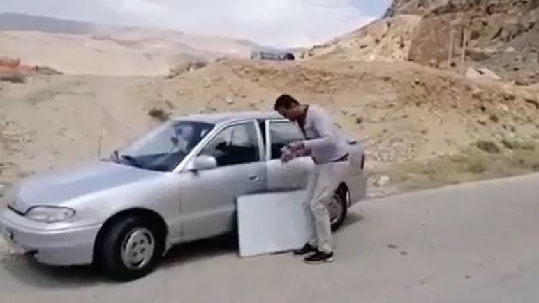 معلم أردني يكمل مشوار التعليم لطلبته