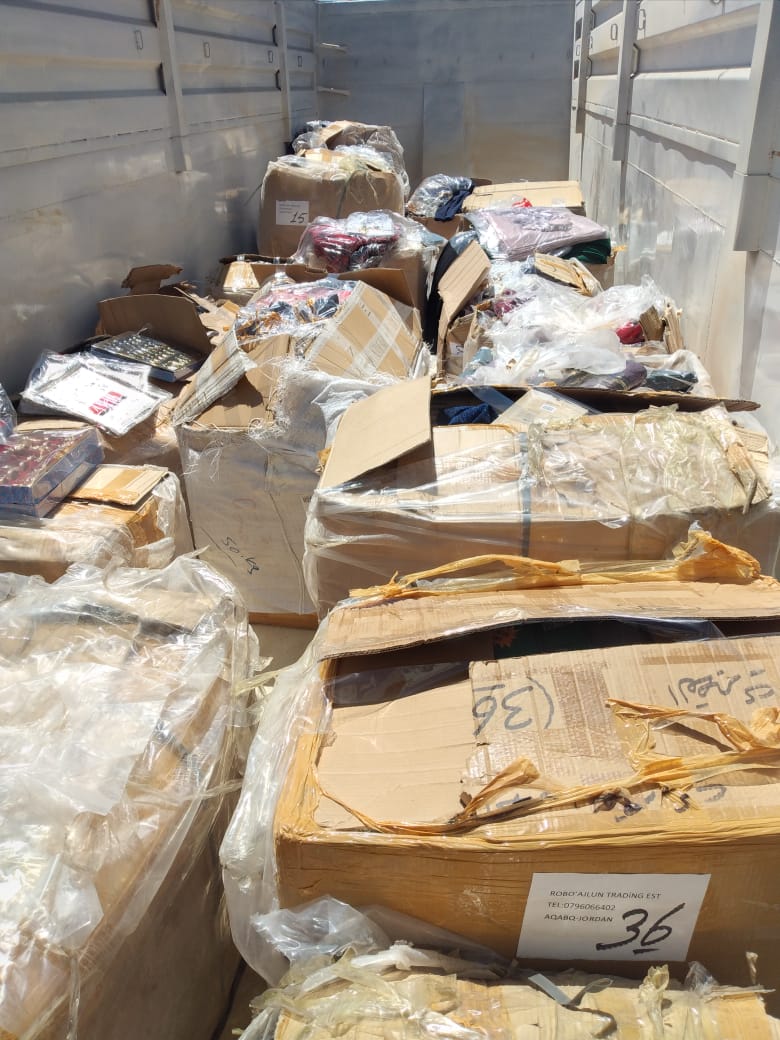 الجمارك تحبط تهريب قلاب يحمل البسة