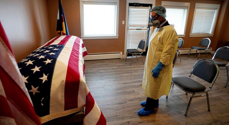 وفيات كورونا في أمريكا تتخطى 77