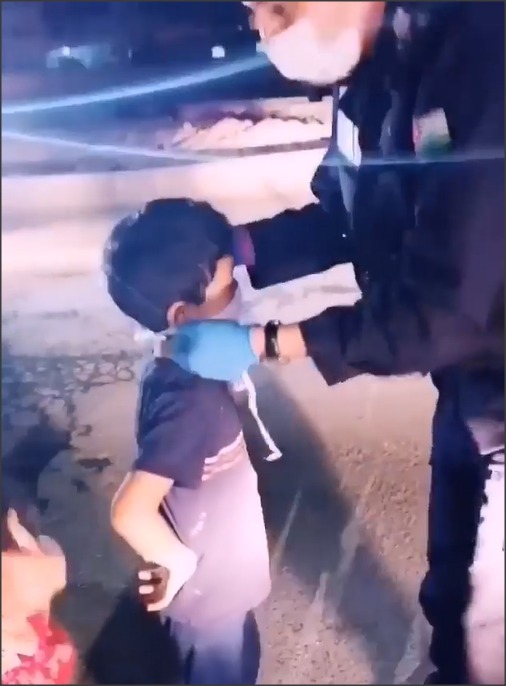 رجل أمن أردني يسأل طفلا سوريا: