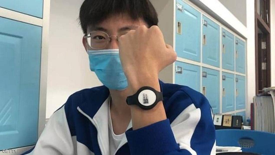 «أساور كورونا».. لتتبع حرارة التلاميذ في