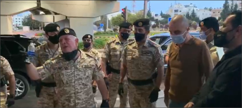 الملك يشارك رفقاء السلاح إفطار الثامن