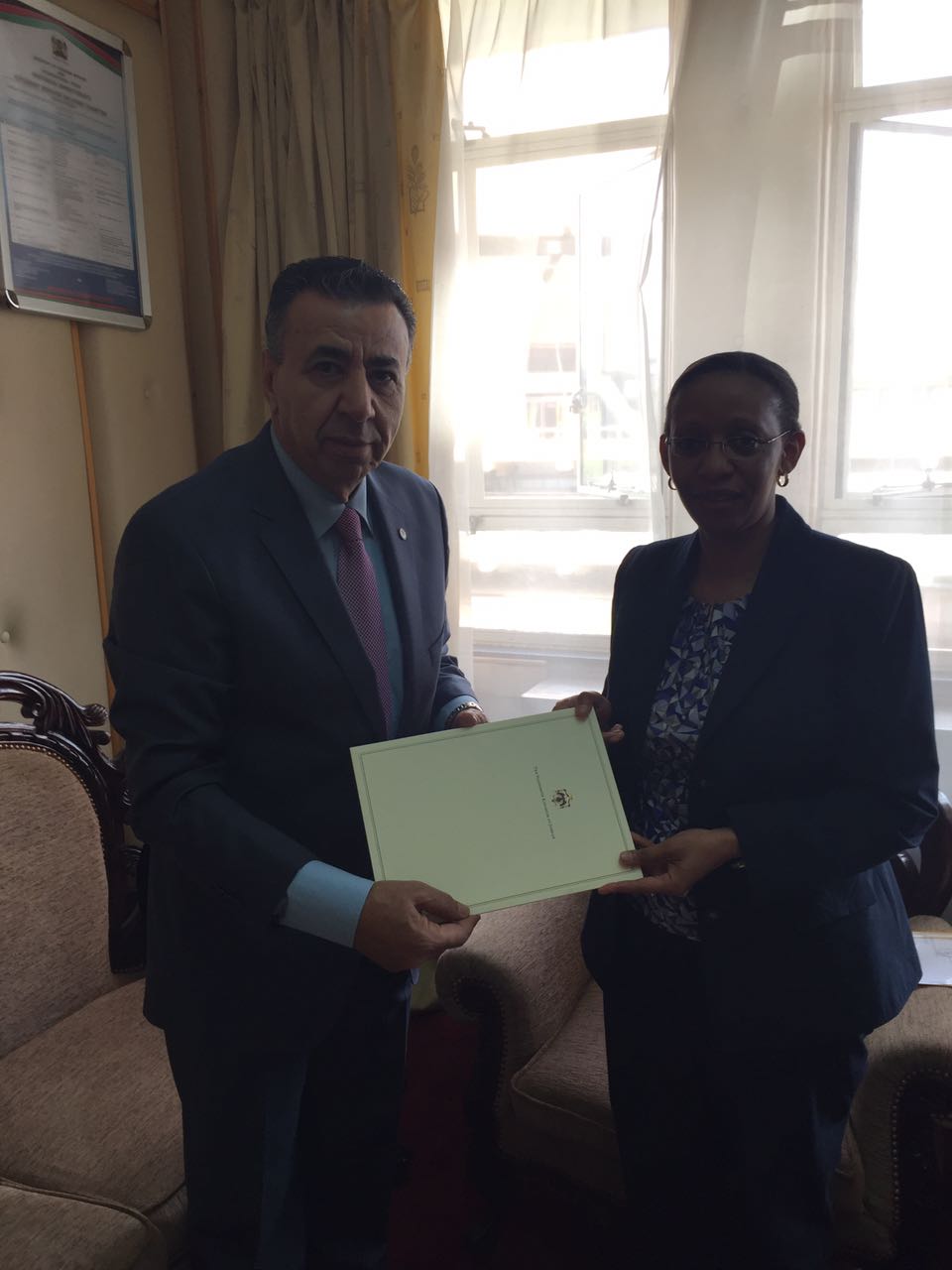 د. عربيات يقدم اوراق اعتماد أول