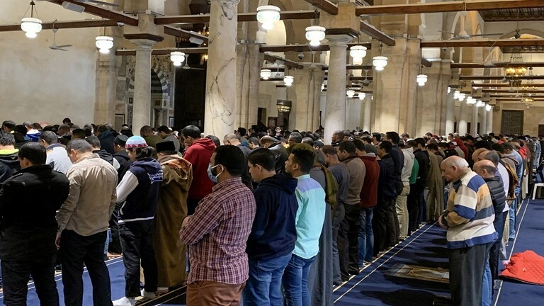 الصحة العالمية تحذر المصلين من تبادل