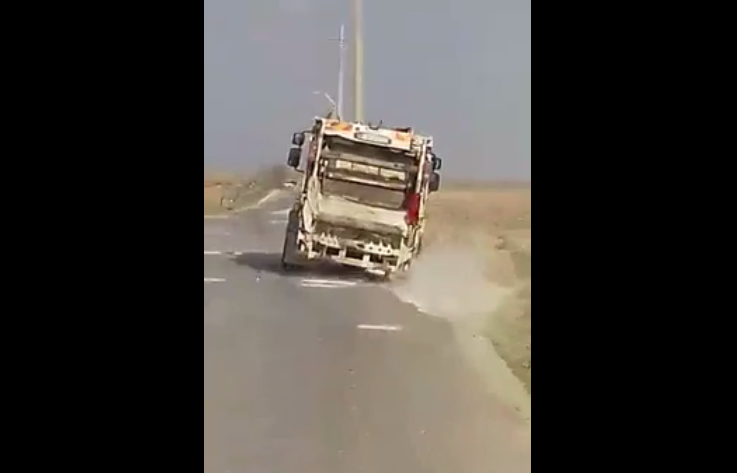 بالفيديو: سائق حاوية نفايات يمارس التفحيط