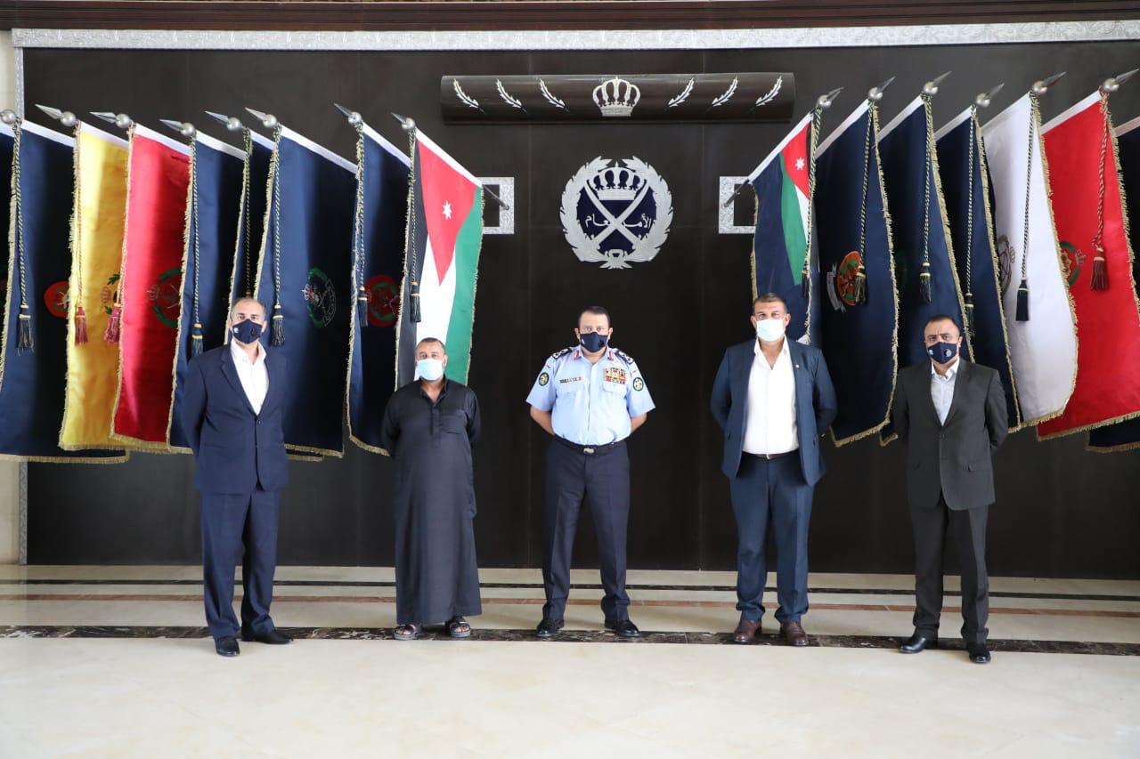 الحواتمة يكرم ضابطين متقاعدين لتعاونهما في