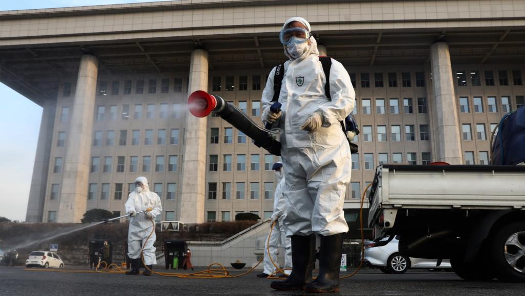 وفيات كورونا حول العالم تتجاوز 295