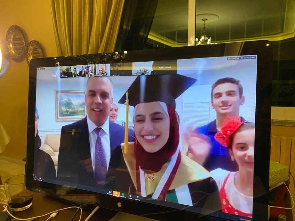 وائل الحسامي يحتفل بتخرج ابنته الكترونيا..