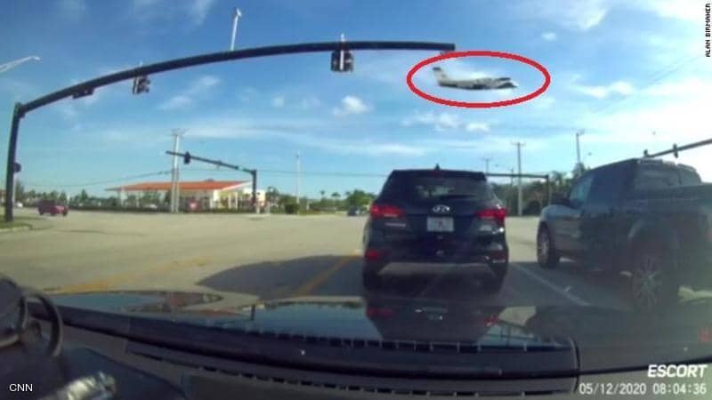 طائرة تصطدم بخطوط الكهرباء.. وتهوي فوق