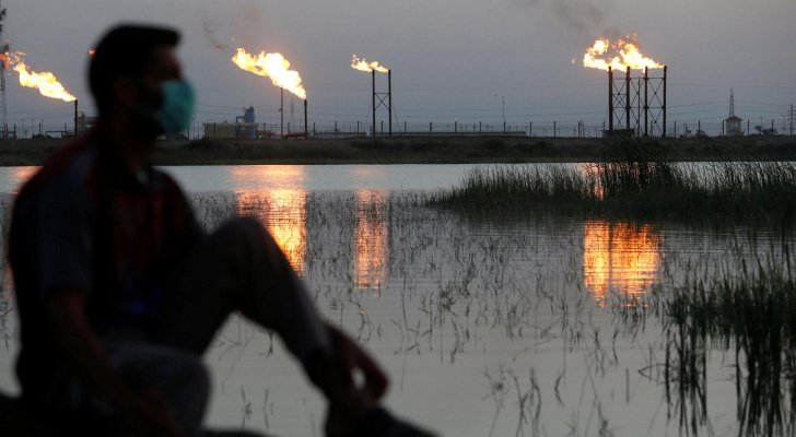 النفط يصعد لأعلى مستوى في شهر