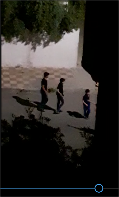 شباب واطفال يخرقون حظر التجول في