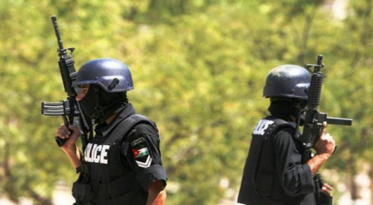 قوة أمنية تداهم مكاتب شركة مقاولات