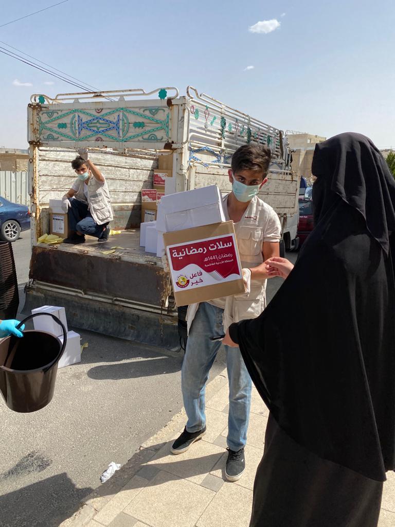 السفير القطري يشرف على توزيع طرود