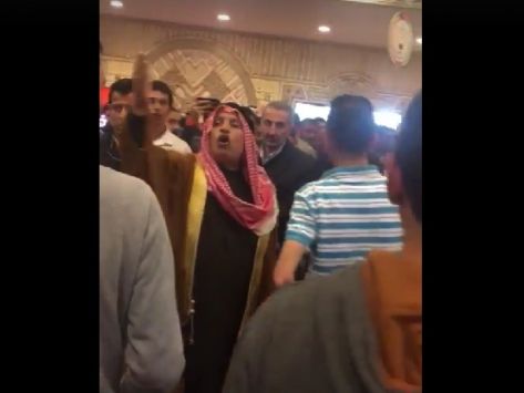 شاهد كيف احتج مواطن في ملتقى