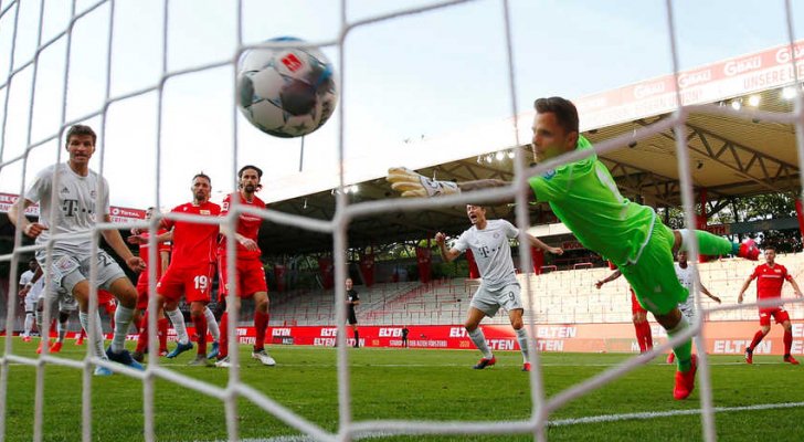 تواصل مباريات كرة القدم بلا جمهور