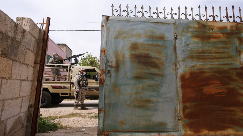 إغلاق احترازي لحي يقطن فيه مصاب