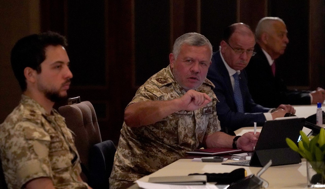 الملك يؤكد ضرورة تخفيف الضغط على