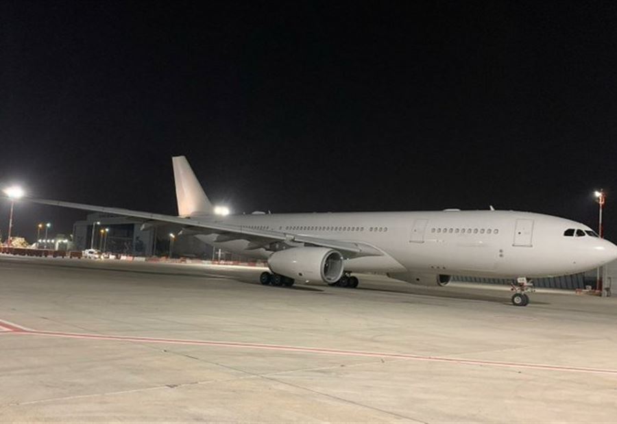 لأوّل مرّة.. هبوط طائرة إماراتية بمطار