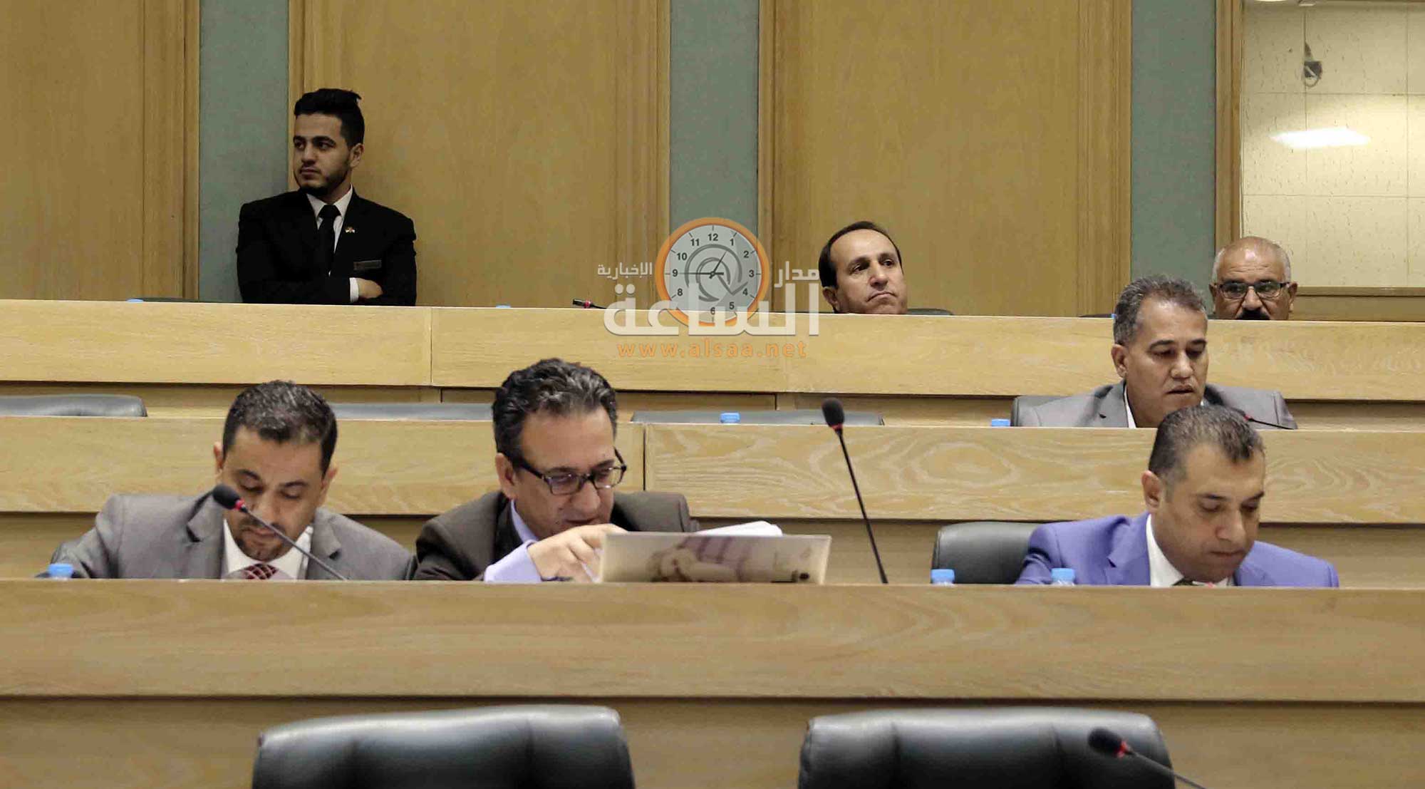 ياغي: المسؤولون والموظفون يتعاملون مع المال