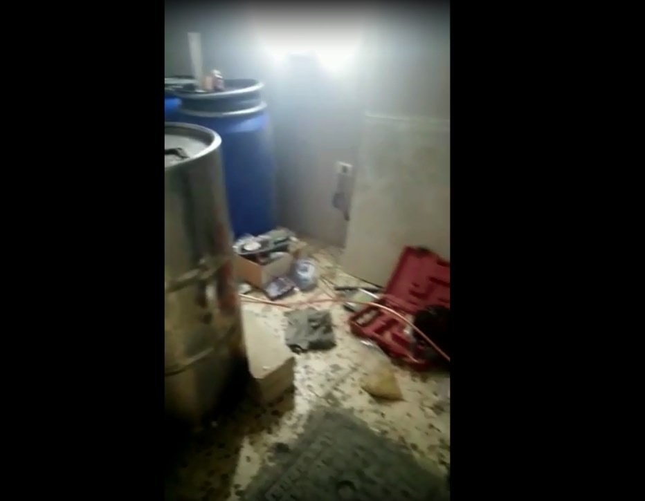 ضبط شخص يقوم بتصنيع خمور في