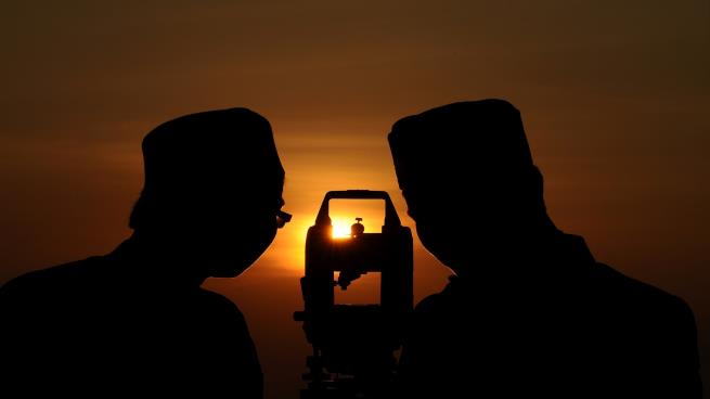 مسلمو العالم يحتفلون الأحد بعيد فطر