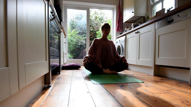 هل تنقل الملابس فيروس كورونا إلى