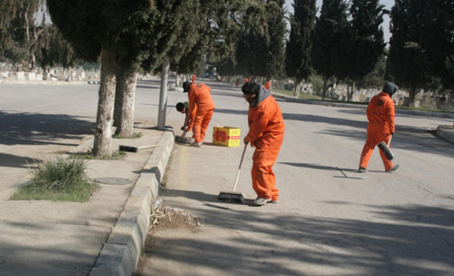 الزام 100 عامل وطن بمسمياتهم الوظيفية