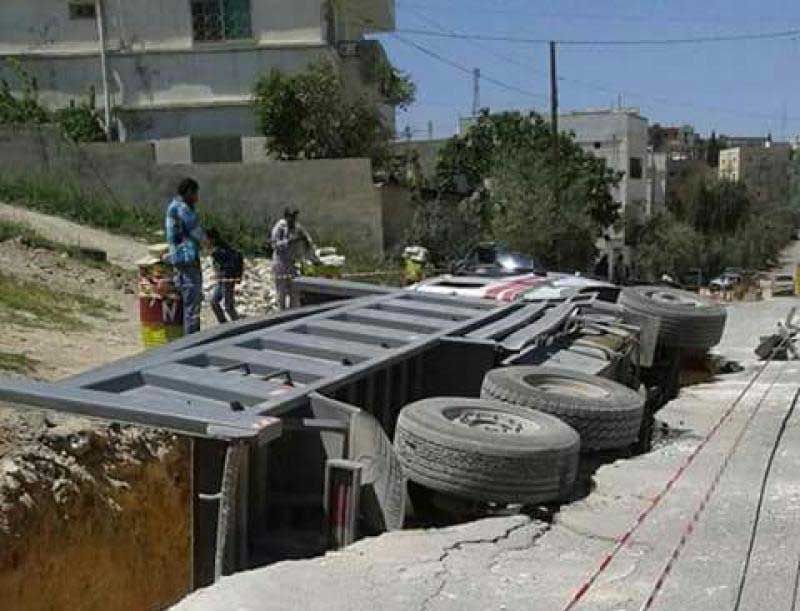 شارع يبتلع ’قلابا‘ في اربد.. (صور)