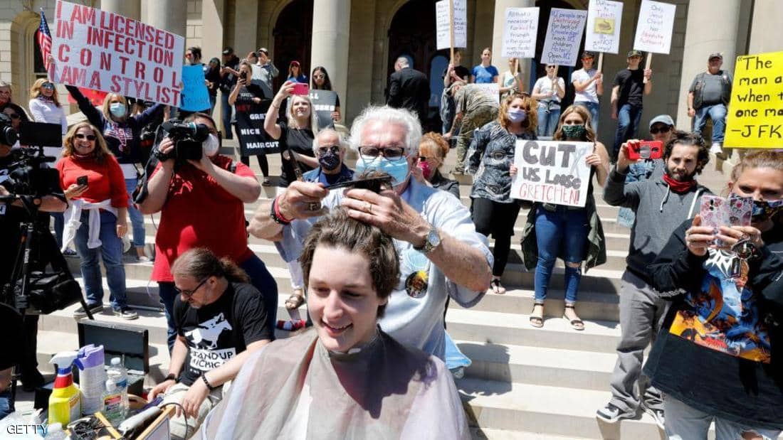 مصففا شعر يصيبان العشرات بكورونا في