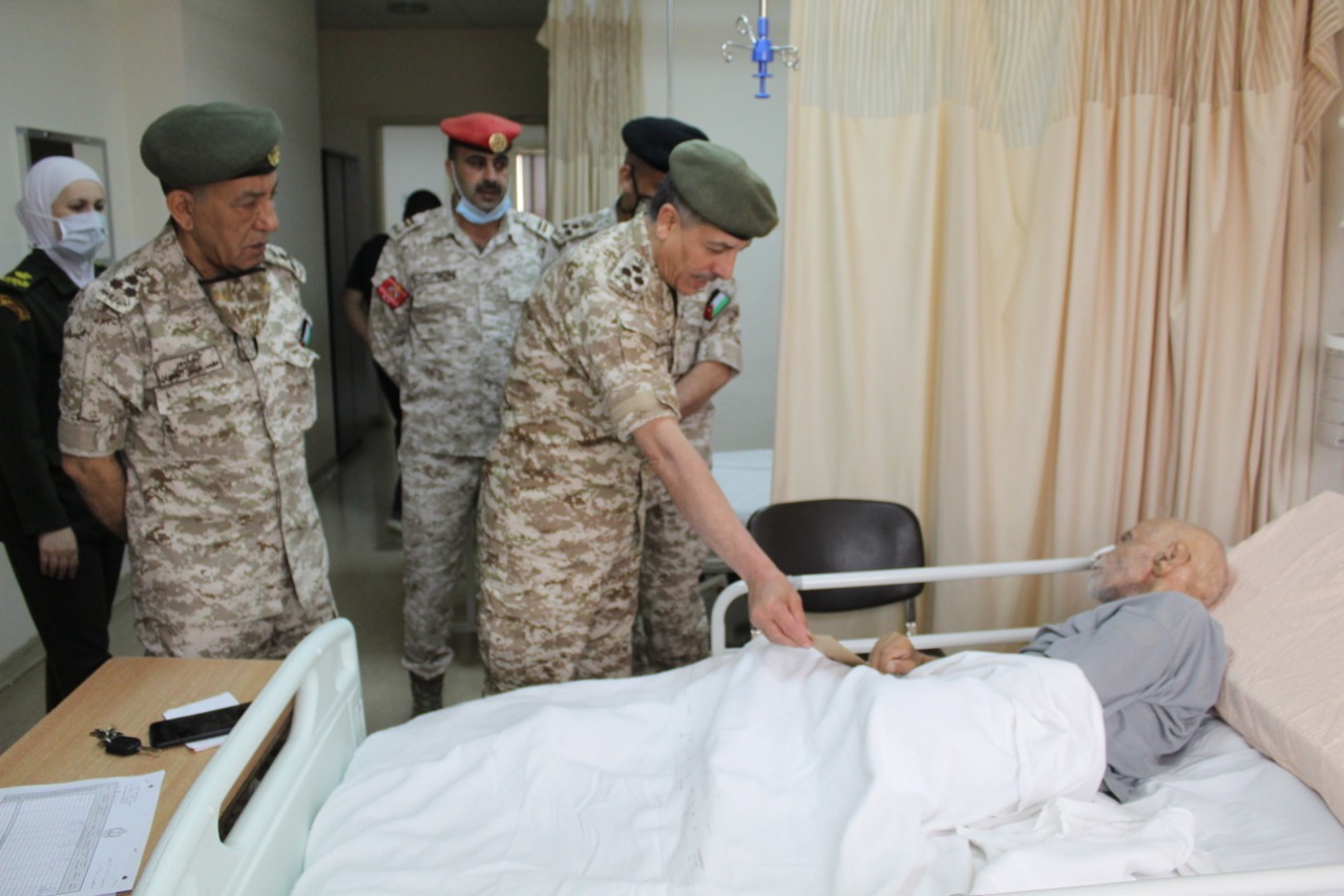 الشديفات والعدوان يتفقدان مرضى في مستشفى