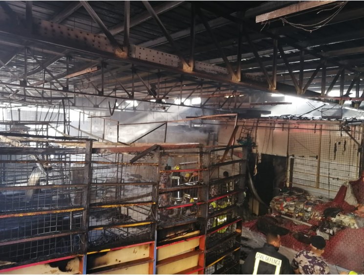 الدفاع المدني يتعامل مع حريق داخل