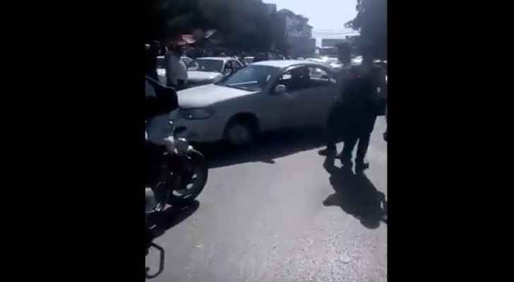 بالفيديو.. سائق يغلق شارعا في إربد