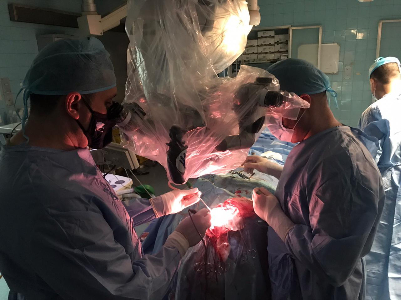 الدكتور محمد أنور أبوكف يجري عملية