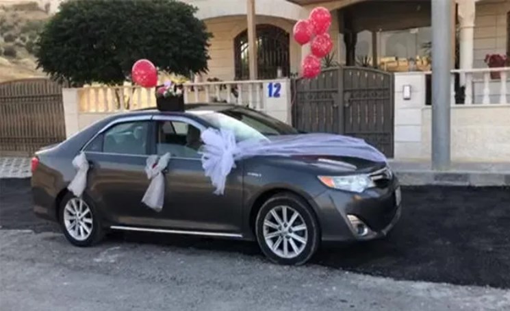 أردني يهدي زوجته سيارة فاخرة «لجهودها