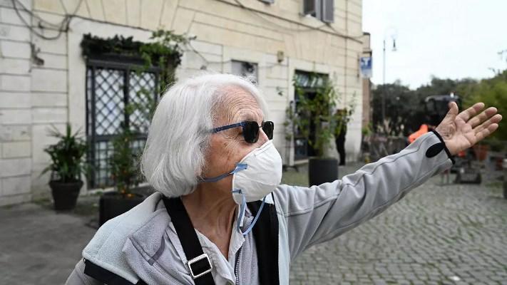 بريطانيا تسمح للفئة الأضعف صحيا بالخروج