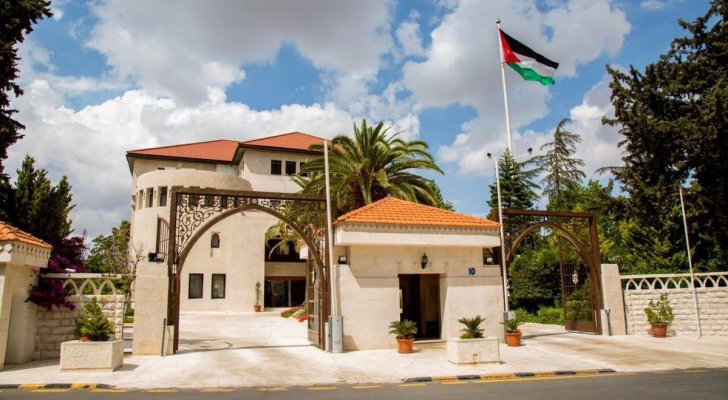 موظفو الرئاسة يتنازلون عن حقهم في