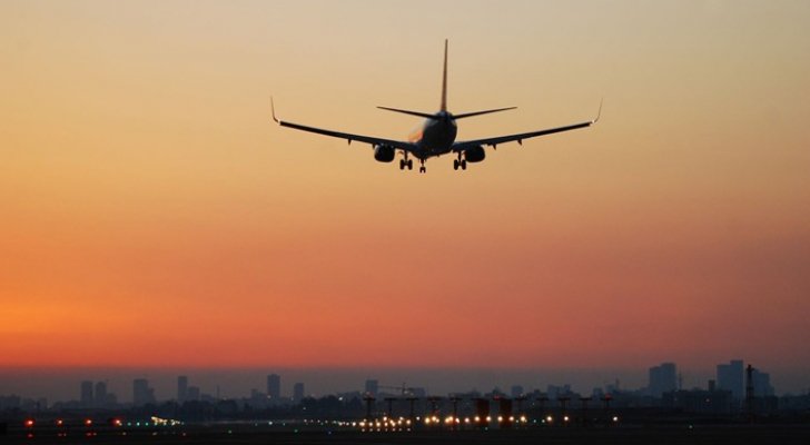 وزير عربي سافر بالعيد وعلق في