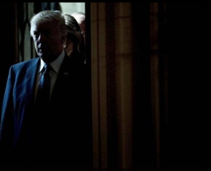 هدد المتظاهرون البيت الأبيض.. فهرع ترامب