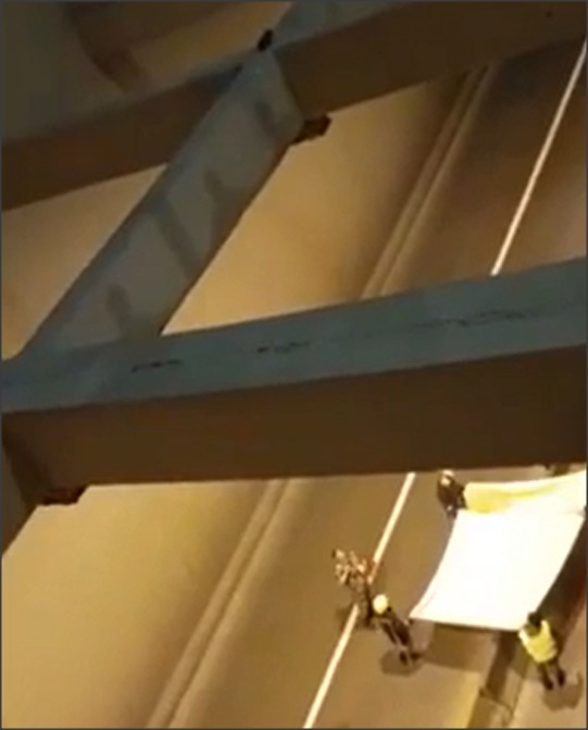 كيف أنقذ الدفاع المدني قطة علقت