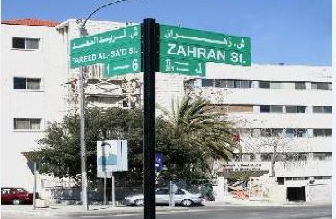 ’الأمانة‘ تواصل صيانة لوحات التسمية والترقيم