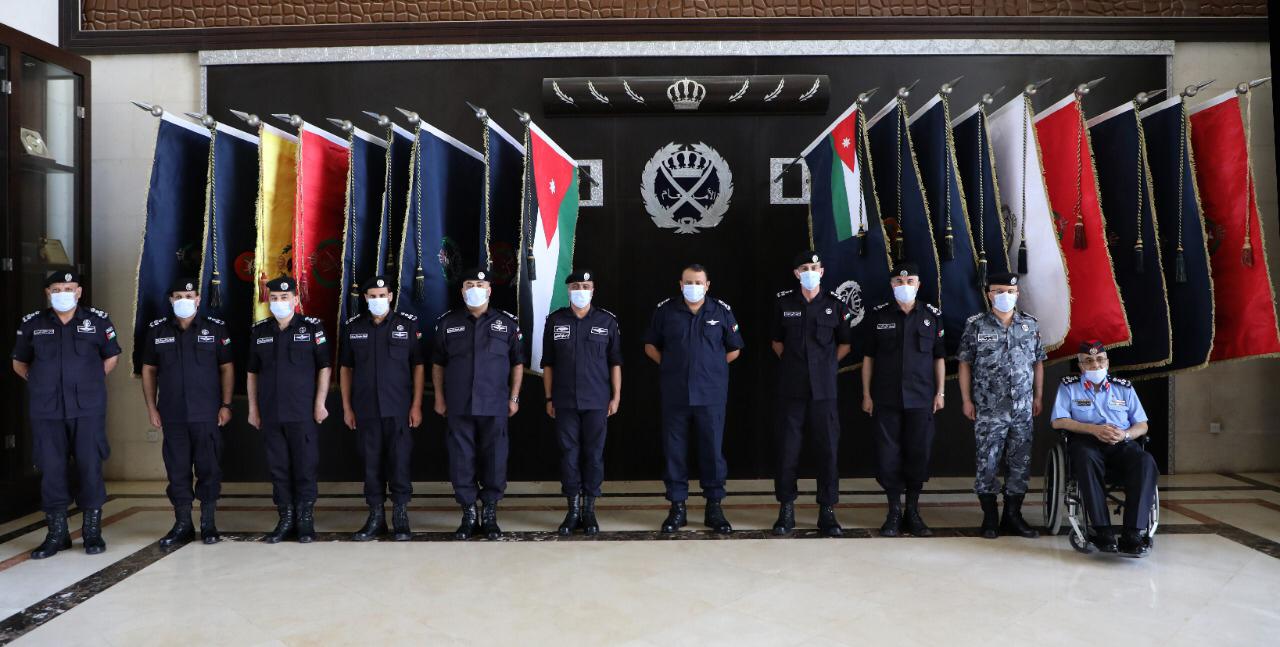 الحواتمة يقلد الرتب الجديدة لكبار الضباط