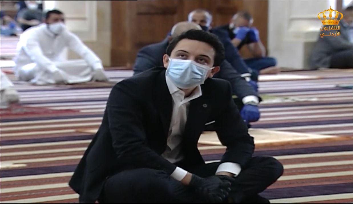 ولي العهد يشارك جموع المصلين أداء