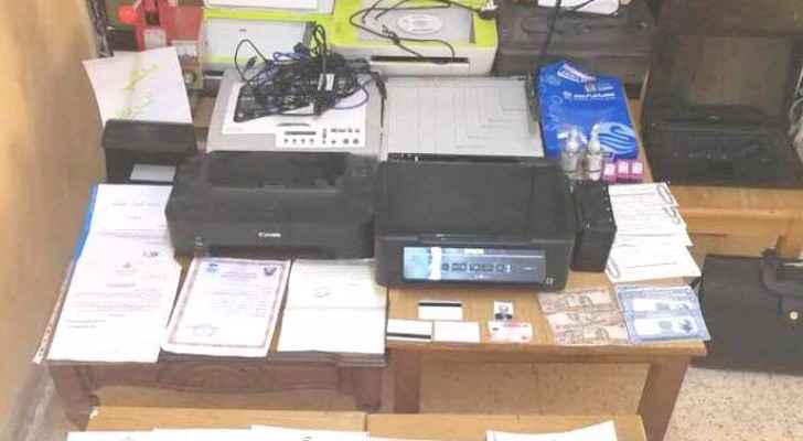 القبض على مزوري أوراق ثبوتية حاولوا