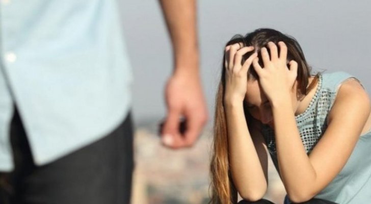 مصرية تطلب خلع زوجها بسبب رسالة